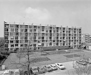 19345 Gezicht op de achtergevel van het flatgebouw voor bejaarden De Gasperilaan 118 te Utrecht, vanaf de Bernadottelaan.